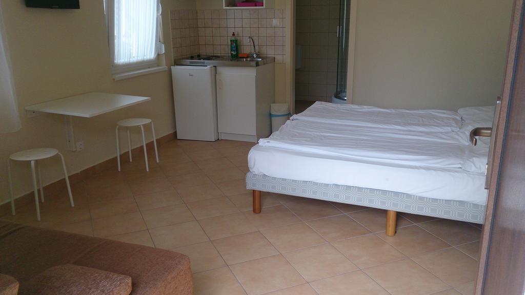 Отель Balaton Eldorado Camping Бадачоньтёрдемиц Экстерьер фото